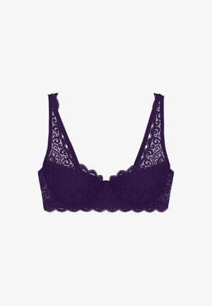 Soutien-gorge sous-vêtements en dentelle violette avec des motifs floraux et des bords festonnés sur les bretelles et la bande, présenté sur un fond blanc.