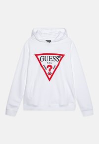 Felpa bianca con cappuccio caratterizzata da un grande logo rosso a triangolo con la scritta "GUESS" in nero e testo aggiuntivo. Tessuto morbido, vestibilità standard e tasca a marsupio frontale.