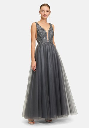 Robe de soirée longue en tulle gris avec un décolleté en V profond, un corsage orné et une jupe plissée, présentant des détails en perles délicats.