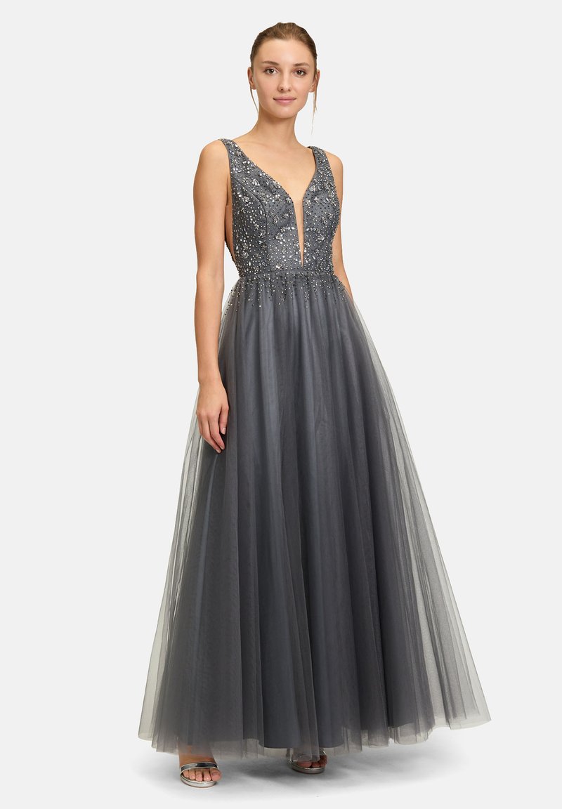 Langes graues Tüll-Abendkleid mit tiefem V-Ausschnitt, verziertem Oberteil und plissiertem Rock, der mit filigranen Perlendetails versehen ist.