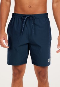 Shorts de bain bleu marine en matériau léger, dotés d'une taille élastique avec cordon de serrage et d'un petit patch logo sur la jambe.