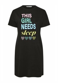 Svart kortärmad nattskjorta med färgglad text: "DEN HÄR TJEJEN BEHÖVER sömn" med hjärtmotiv i olika färger. Bomullstyg.