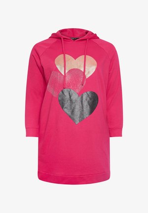 Różowa sukienka z kapturem z trzema wzorami serc w różnych kolorach: jedno złote, jedno różowe w kropki i jedno czarne z brokatem. Posiada sznurek przy kapturze i długie rękawy.