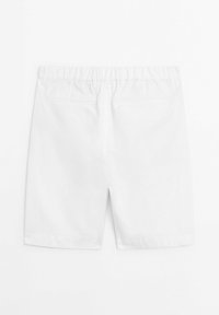 Hvide shorts med elastisk talje, lige pasform, to baglommer og en glat stofstruktur.