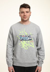 Šedá mikina s potiskem dodávky, doplněná zelenými a modrými graffiti vzory, s kulatým výstřihem a žebrovanými manžetami.