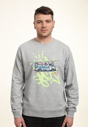 Graues Sweatshirt mit einem Grafikdruck eines Lieferwagens, akzentuiert mit grünen und blauen Graffiti-Mustern, runder Ausschnitt und gerippte Bündchen.