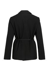 Cappotto nero su misura con colletto a rever, maniche lunghe, vita con cintura e pieghe sul retro. Realizzato in tessuto liscio con finitura opaca.