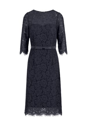Granatowa sukienka koronkowa o dopasowanym kroju, ¾ rękawach i falbaniastym dołem. Posiada pasujący pasek w talii oraz kwiatowy wzór koronkowy na ca�łej powierzchni.