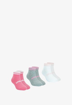Chaussettes de cheville en rose, gris et blanc, avec des bords côtelés et la marque "Wilson". Tissu doux, léger et design ajusté.