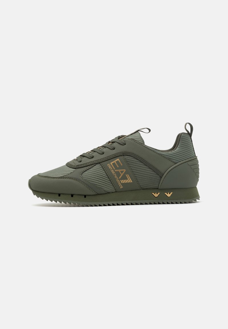 Sapatilhas desportivas verdes com superior sintético, painéis de malha, sola texturizada e detalhes em logótipos dourados. O design inclui uma alça no calcanhar.