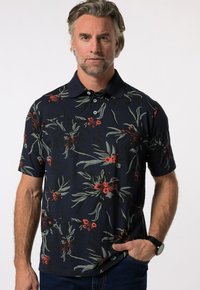 Kort ärmad marinblå polo med ett blommönster, med röda och gröna accenter. Mjukt tyg med klassisk krage och placket med tre knappar.