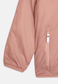 Secção de casaco acolchoado cor rosa claro, com um bolso com zíper e punhos elásticos. Textura suave com um brilho subtil.