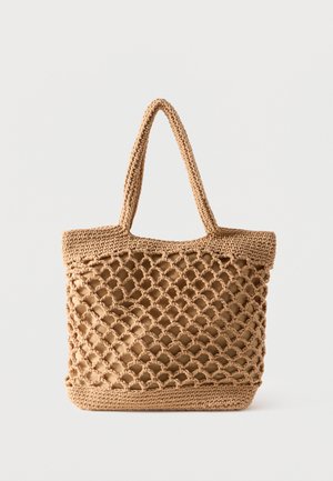 Bolso tote tejido de tono marrón con diseño abierto de red y base sólida, con dos asas para el hombro.