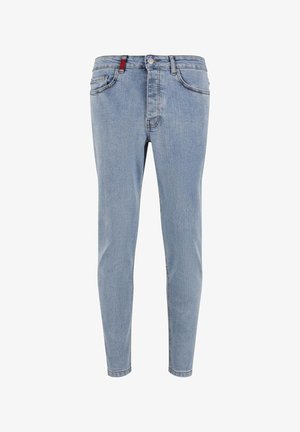 Svijetloplave traperice slim fit kroja, s dizajnom od pet džepova, petljama za remen i kontrastnim šavovima. Imaju crveni detalj blizu zatvarača.