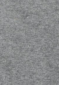 Szara dzianina o gładkiej fakturze, z subtelnym melanżowym wzorem i równomiernymi pionowymi paskami.