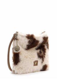 Borsa in finta pelliccia con motivo a macchie di mucca marroni e bianche, forma rettangolare, dettagli in oro e una tracolla removibile.
