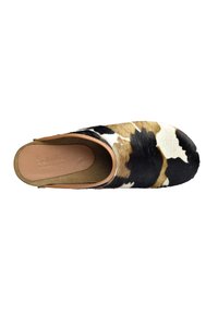 Zoccoli in pelle di mucca con un mix di navy, marrone e bianco; bordi in pelle; aperti sul retro; texture liscia; logo impresso sulla soletta.