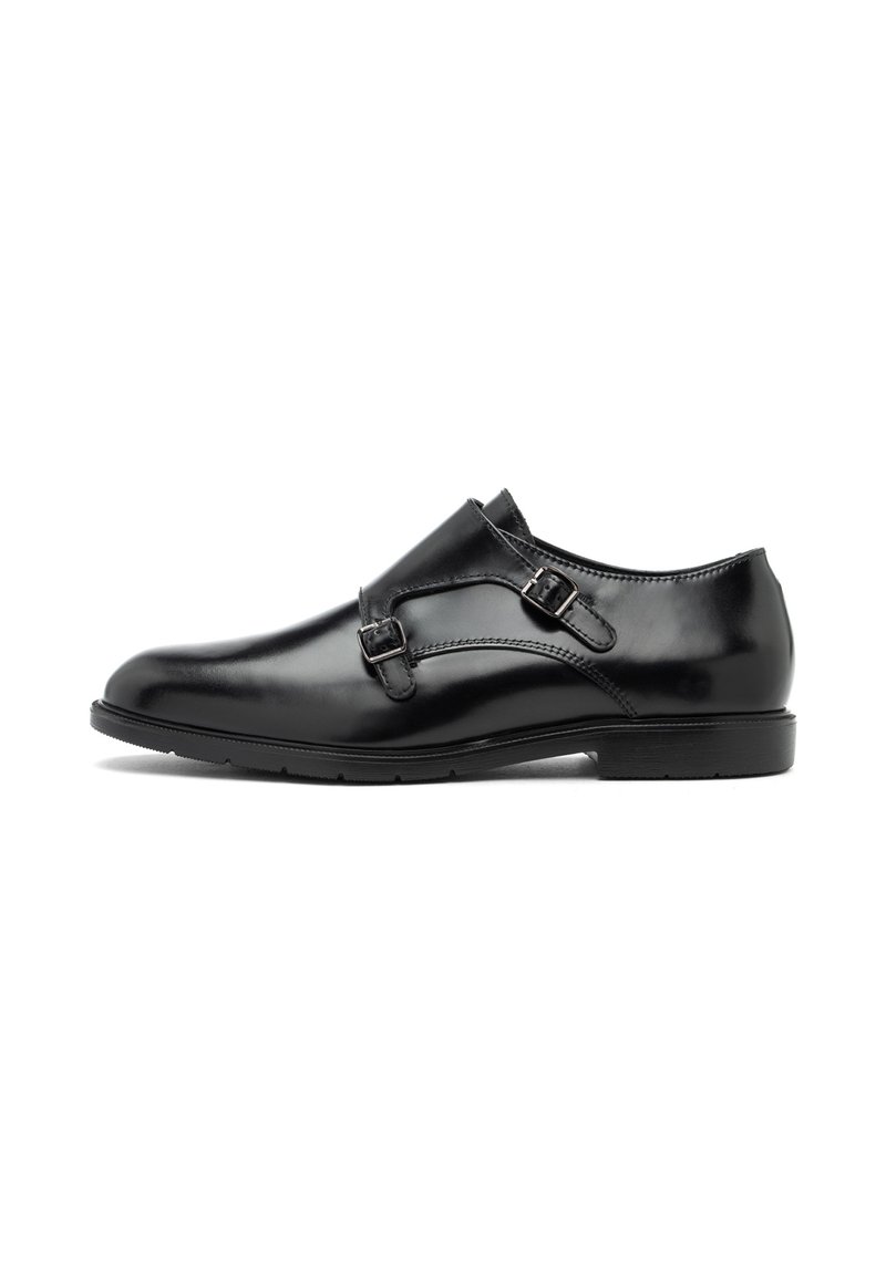 Zwarte leren schoenen met een glanzende afwerking, voorzien van twee verstelbare gespen op de bovenkant, een ronde neus en een lage rubberen zool.