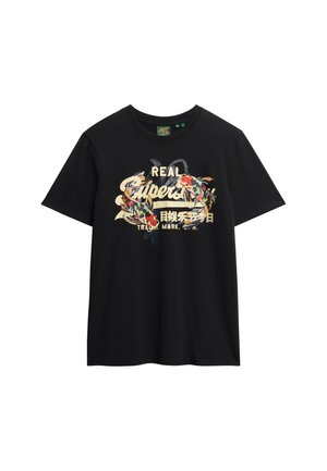 Camisa de algodón negra con un gráfico de pez koi multicolor y el texto "REAL Supers!" en un estilo retro en el frente.