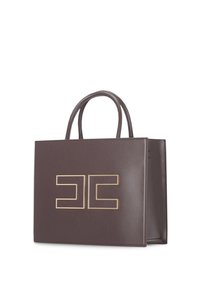 Borsa a spalla in pelle marrone con due manici superiori, con un logo dorato testurizzato sul davanti. Superficie liscia con design strutturato.