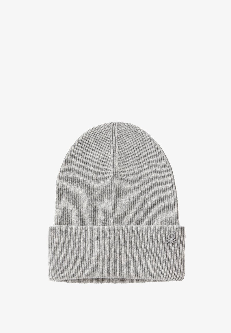 Gorro de punto gris con canalé vertical, que presenta un dobladillo y un pequeño logo bordado en la parte delantera.