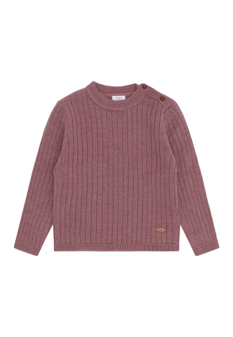 Rippstrickpullover in staubigem Rosenquarz, mit Rundhalsausschnitt, langen Ärmeln und zwei Knopfdetails an der linken Schulter. Lederlogo-Patch am Saum.