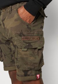 Alpha Industries CREW CAMO - Rövidnadrágok - dark olive