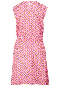 Robe courte avec un fond rose et un motif géométrique en orange et blanc. Le design comprend des manches courtes et une taille élastique.