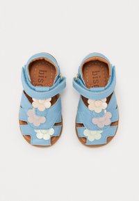 Blå lær sandaler med blomsterdetaljer i pink, krem og mint, med justerbar rem og brun lær innersåle.