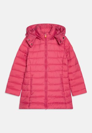 Veste d'hiver longue matelassée rose vif avec capuche, fermeture éclair à l'avant et deux poches latérales zippées, présentée à plat sur un fond blanc.