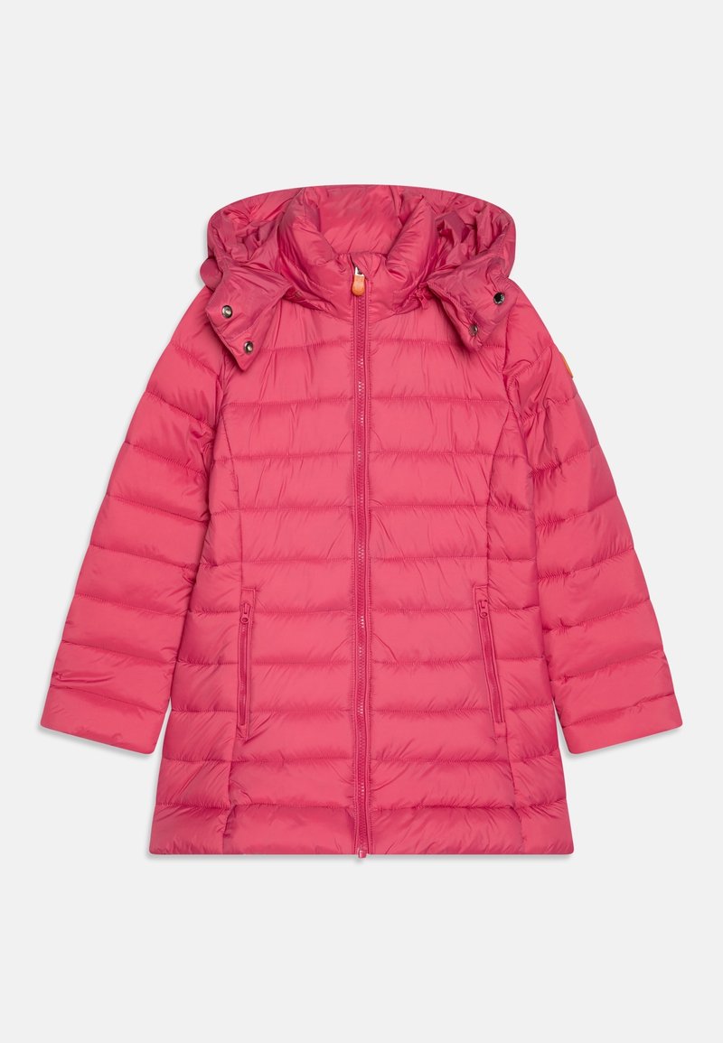 Veste d'hiver longue matelassée rose vif avec capuche, fermeture éclair à l'avant et deux poches latérales zippées, présentée à plat sur un fond blanc.