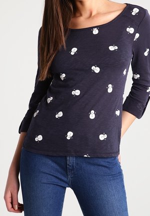 Marineblaue Langarmshirt mit weißem Schneemannmuster, Boot Ausschnitt und Dreiviertelärmeln. Weicher Stoff mit entspanntem Schnitt.