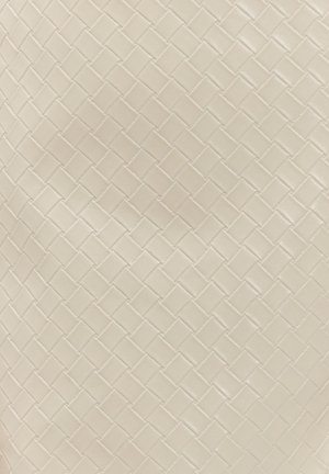 Motif en cuir tissé couleur crème avec une texture diagonale en forme de vannerie créant un effet de grille subtilement en relief.