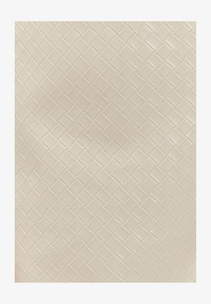 Motif en cuir tissé couleur crème avec une texture diagonale en forme de vannerie créant un effet de grille subtilement en relief.