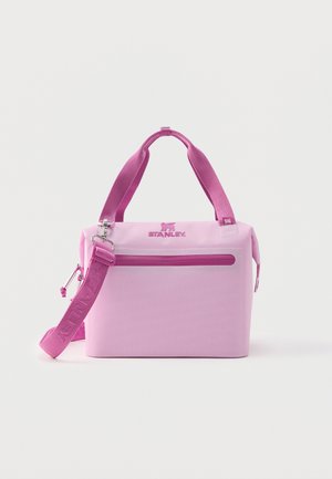 Ροζ μονωμένη τσάντα φαγητού με μπροστινή τσέπη με φερμουάρ, δύο κοντές λαβές και ρυθμιζόμενο ιμάντα ώμου σε λευκό φόντο.