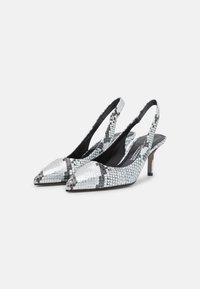 Tacones de esparteña plateados y negros con punta afilada, estampado de serpiente texturizado y un tacón delgado. Diseño elegante con un talón abierto para un fácil uso.