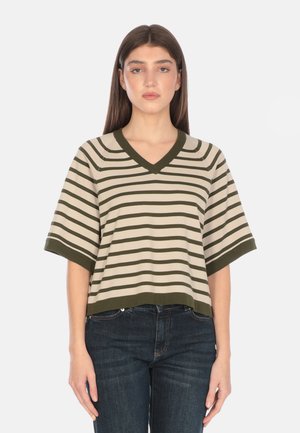 Maglietta a V in beige e verde oliva, con maniche larghe e design cropped, realizzata in morbido tessuto a maglia.