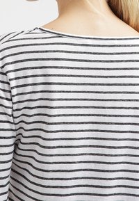 Grau-weiß gestreiftes Langarmshirt mit Rundhalsausschnitt und weichem, lässigem Stoff, der von hinten eine entspannte Passform zeigt.
