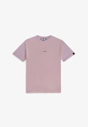 T-shirt lilas clair à manches courtes avec le logo "BALR." centré sur la poitrine et une étiquette noire sur la manche gauche sur fond blanc.