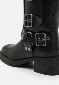 XTI Botas con plataforma - black