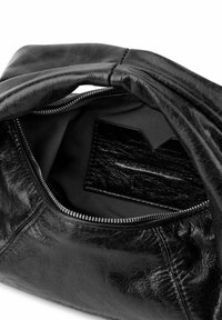 Borsa a mano in pelle nera con una texture liscia, chiusura con zip e interno foderato in tessuto. Presenta una tasca piccola con una superficie testurizzata.