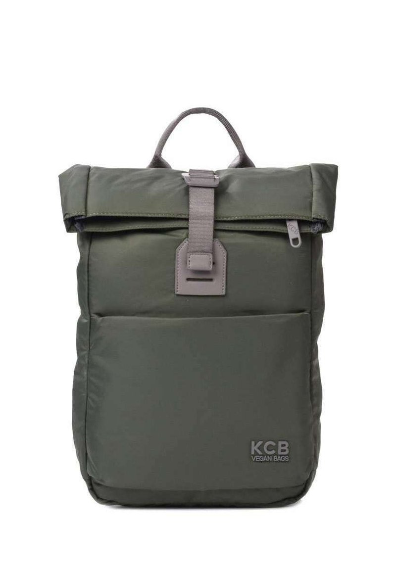 Groene, vegan materiaal backpack met een rolsluiting, voorvak en grijze hardware accenten. Bevat een handvat aan de bovenkant en een logo detail.