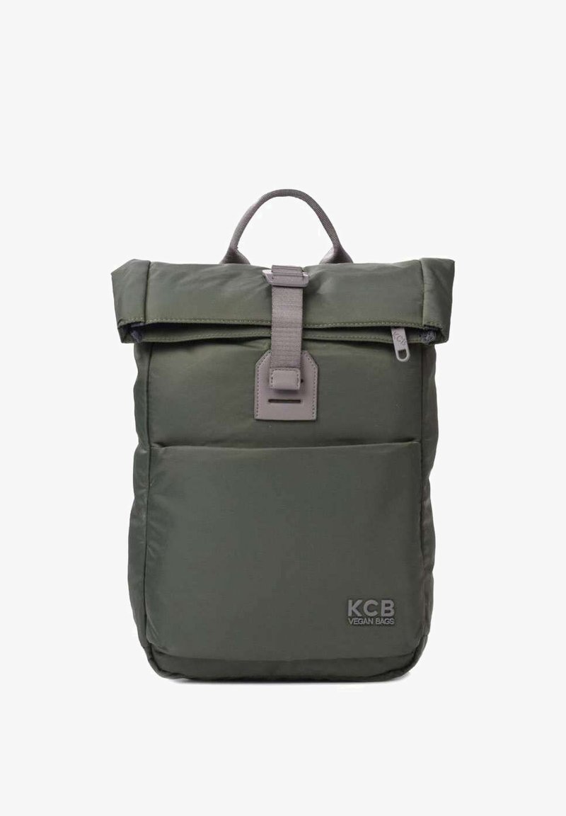 Groene, vegan materiaal backpack met een rolsluiting, voorvak en grijze hardware accenten. Bevat een handvat aan de bovenkant en een logo detail.