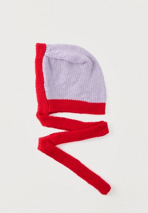 Gorro de punto en lavanda con un borde rojo y cordones, que presenta una forma redondeada y una textura suave, diseñado para proporcionar calor y cobertura.