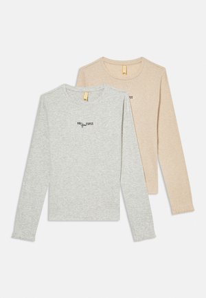 To langermede crew neck-skjorter, en beige og en lysegrå, hver med liten svart tekst "BRYouTIFUL" på brystet.