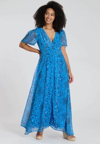 Maxikleid mit blauem Leopardenmuster, kurzen durchsichtigen Ärmeln, tiefem V-Ausschnitt, fließendem Rock und einem leichten, strukturierten Stoff.