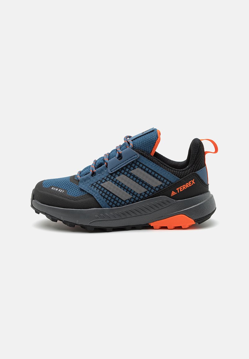 Zapatillas deportivas en azul y negro con una parte superior de malla texturizada, acentos naranjas, una suela acolchada y un diseño de tracción resistente.