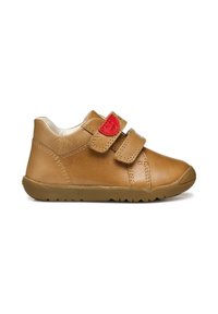 Scarpe in pelle color tabacco con una superficie liscia, dotate di una fascia rossa, chiusure a doppio Velcro e suola in gomma con scanalature per la trazione.