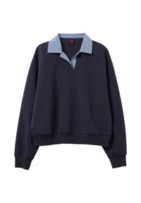 Sudadera azul marino de mangas largas y puños acanalados, con un cuello a cuadros en azul claro sin botones.