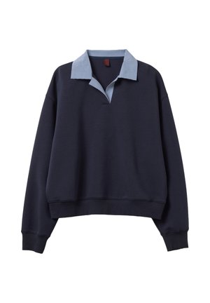 Sweat-shirt bleu marine à manches longues et poignets côtelés, avec un col à carreaux bleu clair sans boutons.